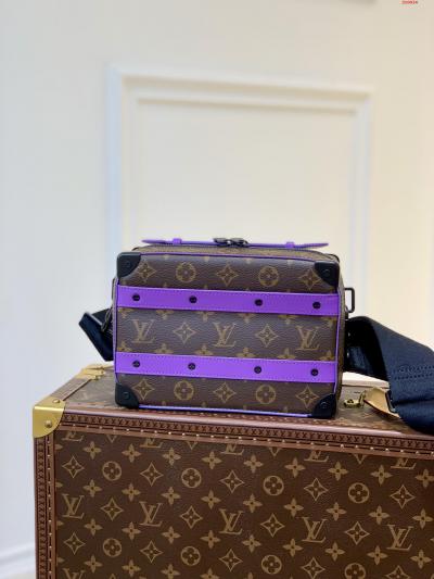  M46264紫色這款Handle Soft Trunk的設計靈感源自路易威登的行李箱製作傳統 以Monogram Macassar帆布製作 綴有精緻的亮麗紫色牛皮飾邊 展現設計師Virgil Abloh的標誌性色調 袋身尺寸小巧 容量卻足以裝載所有日常隨身物 是一款充滿潮流氣息的實用都市手袋 尺寸 21.5 x 15 x 7 cm 