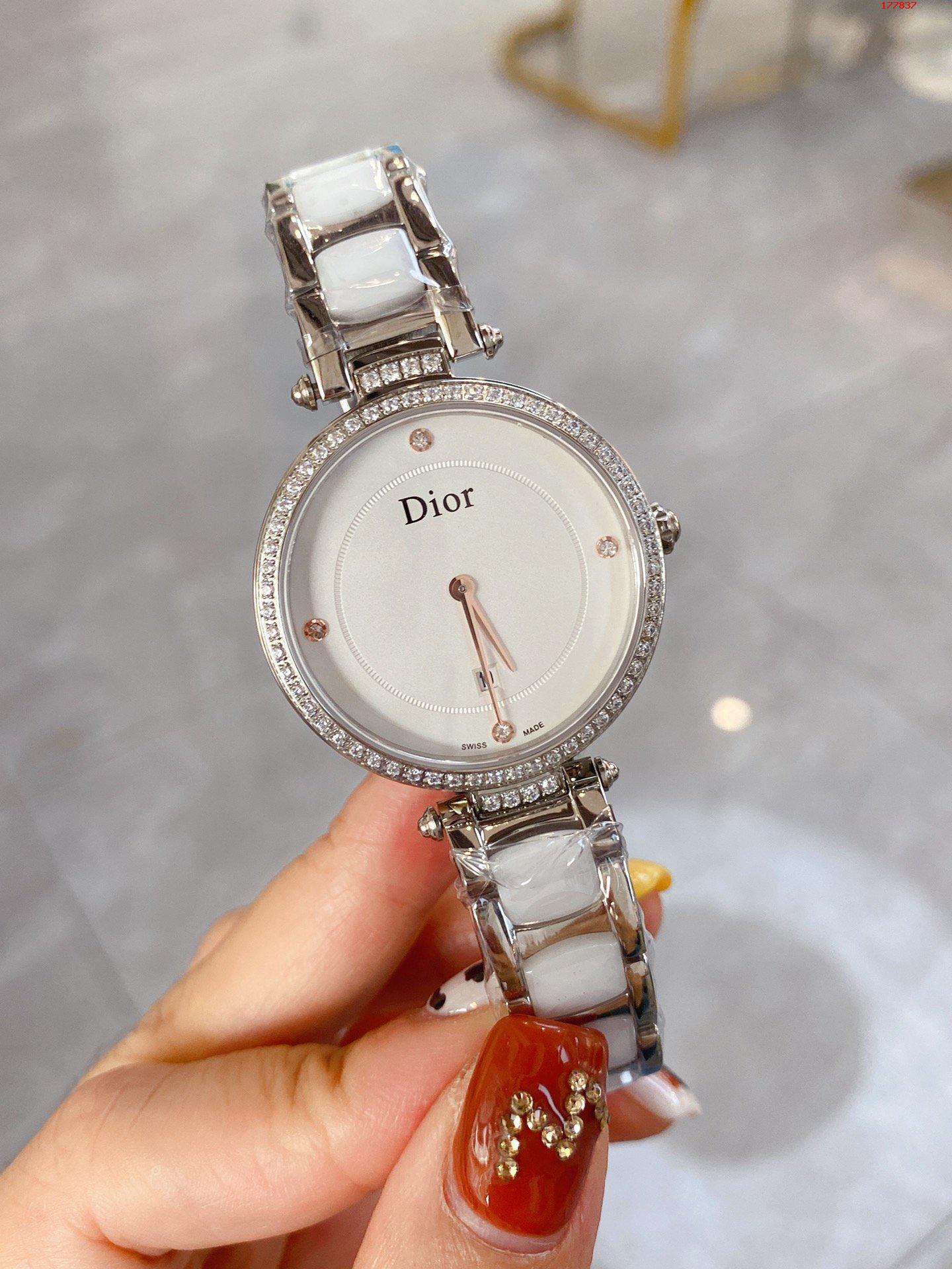 原单迪奥手表|高仿迪奥手表|精仿迪奥手表|一比一迪奥手表迪奥-Dior 全新高级珠宝系列女士腕表 展现精湛艺术品质 融汇优雅与美感 处处显露精致和高雅的一款 进口石英机芯 传统工匠手工打造 独特的网格表盘设计 搭配12颗时位点缀钻更显示出它的独特魅力之处 加强了整个手表的结构感优雅时尚 沿袭了迪奥珠宝表现出女性特质 作为奢侈品品牌中最早推出便引领了时尚新潮流 重新诠释新一代女性的优雅品味 展现精湛艺术品质 融汇优雅与美感 处处显露精致和高雅 与珠宝交相辉映 流光溢彩 尺寸33 7