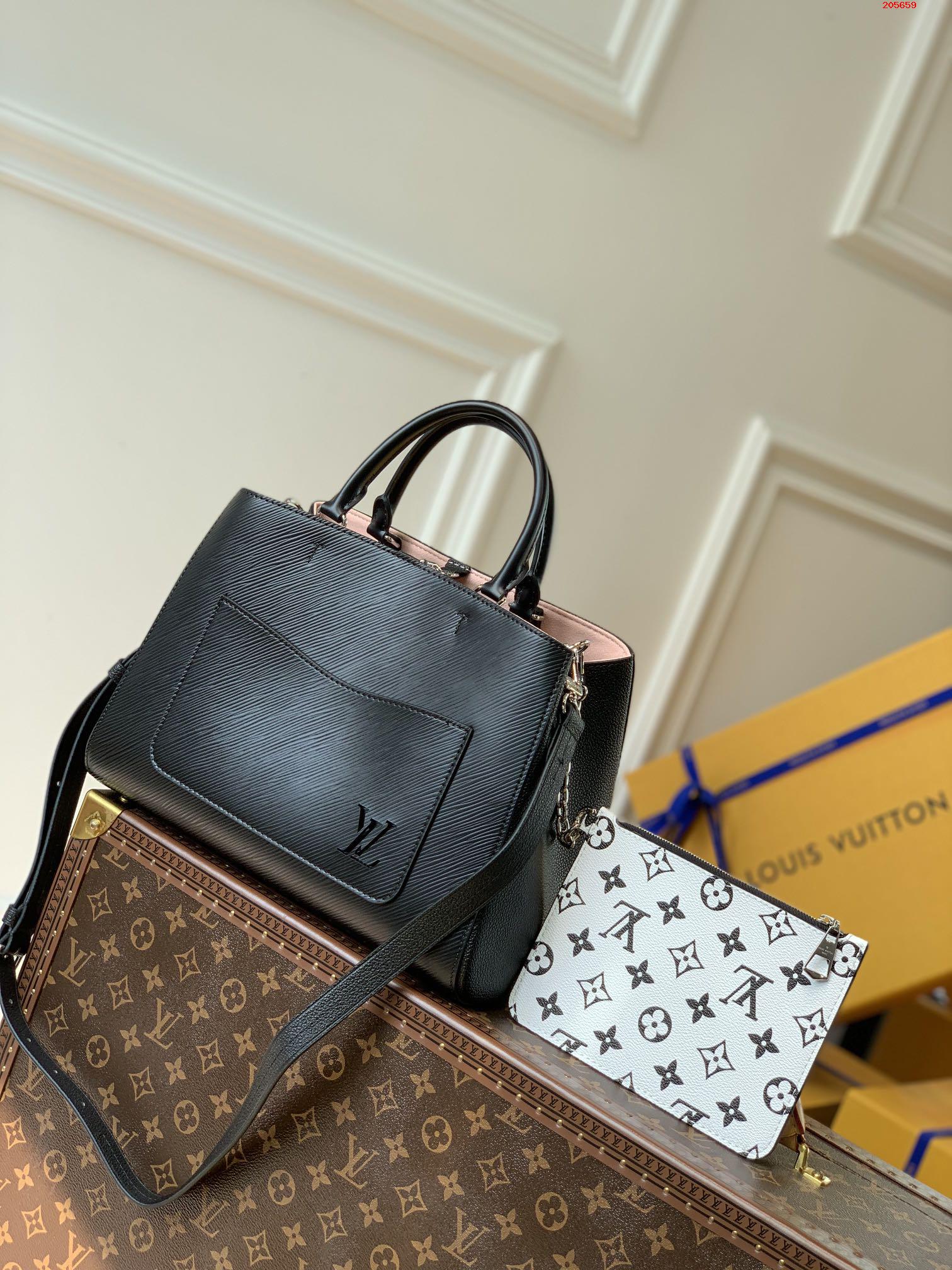 原单LV女包|高仿LV女包|精仿LV女包|一比一LV女包原单M59953黑色 Marelle Tote 中号手袋以 Epi 粒面皮革勾勒流畅线条 延续可拆卸 Monogram 口袋 镂空 LV 标识和 Toron 手柄等标志性元素 为都市生活提供灵活之选 可拆卸肩带解放双手 轻松斜挎 尺寸 30.0 x 21.0 x 13.0 厘米  长 x 高 x 宽 